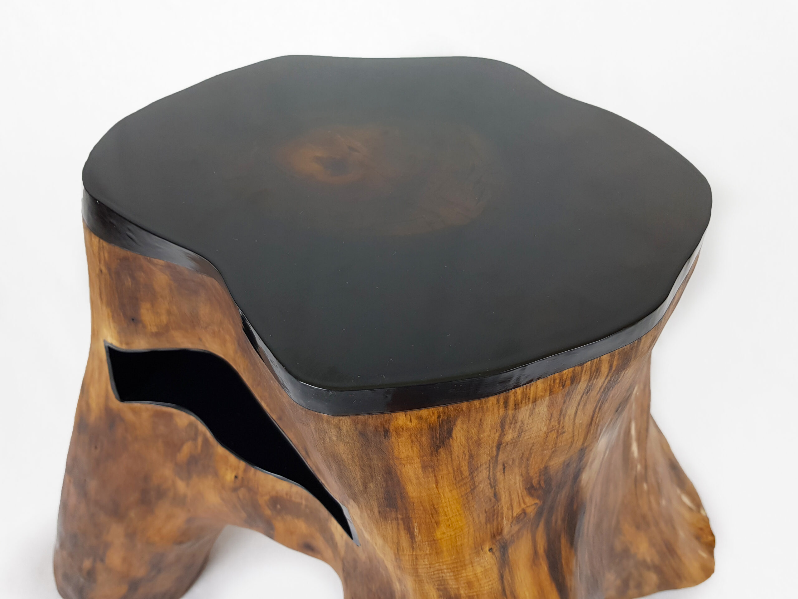 Detal stołu z żywicą - połączenie naturalnego drewna z żywicą epoksydową po szlifowaniu Detal stołu z żywicą - połączenie naturalnego drewna z żywicą epoksydową po szlifowaniu