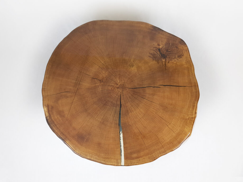 Stół z żywicą epoksydową na zamówienie - monolit dębowy z przezroczystą żywicą, ręcznie wykonany w Opari Design