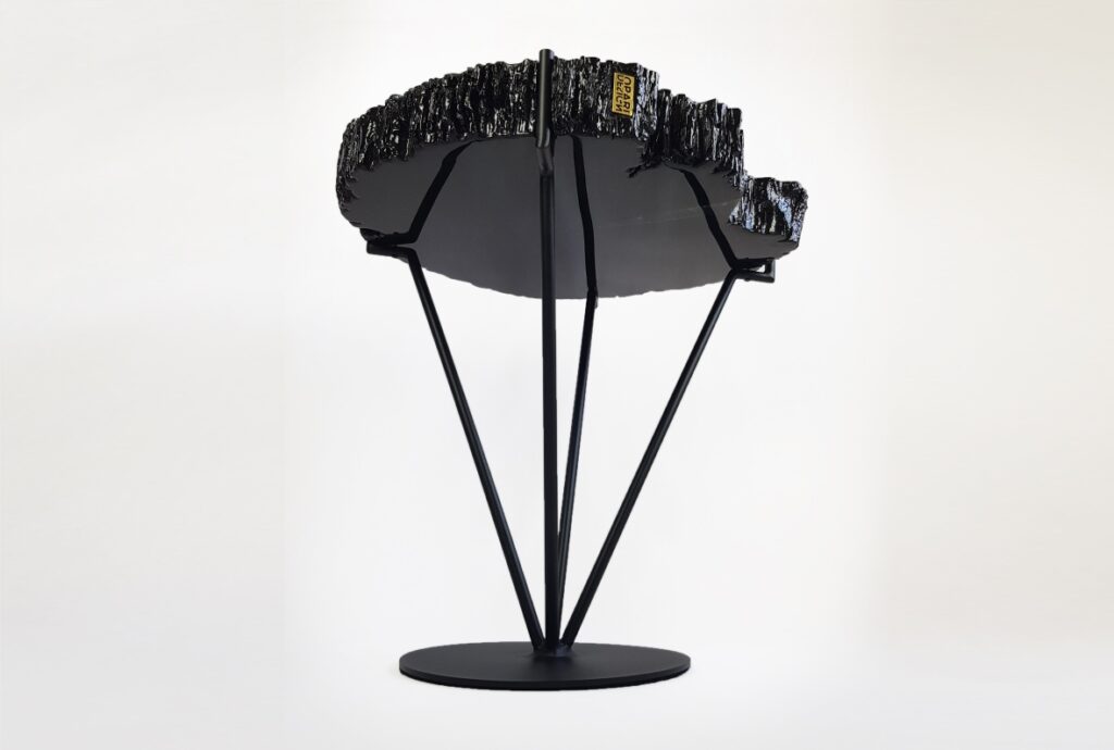 Stolik kawowy Shine z drewna i żywicy epoksydowej z kryształami - Opari Design