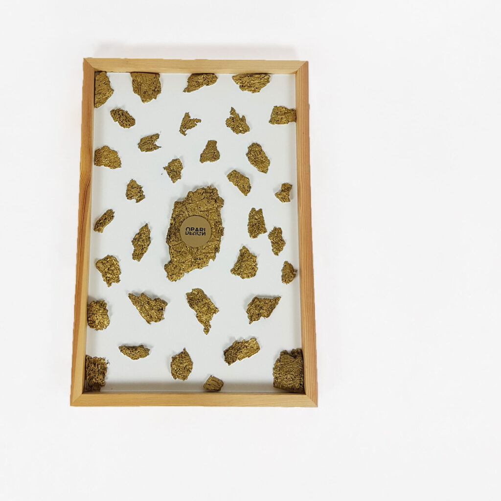 Obraz z żywicy Gold Nugget - złote pigmenty na białym tle, unikalna dekoracja wnętrz