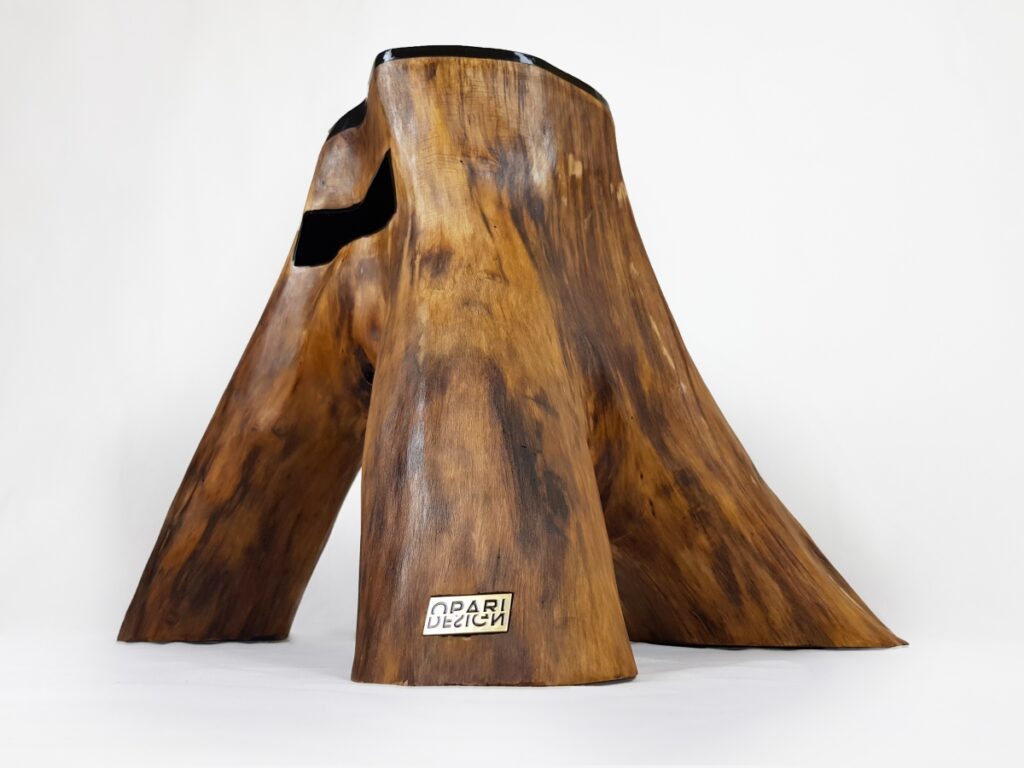 Stolik Quendo z litego drewna z naturalną wnęką - rzeźbiarskie rzemiosło Opari