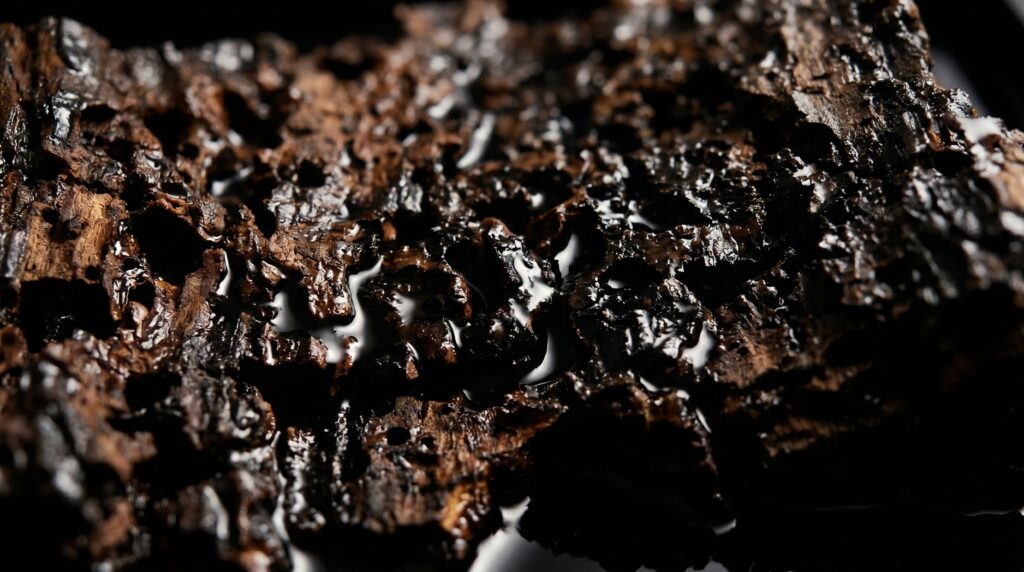 Detal obrazu Night Wood - ciemna żywica w korze dębu, dekoracje ścienne z żywicy, blog Opari Design