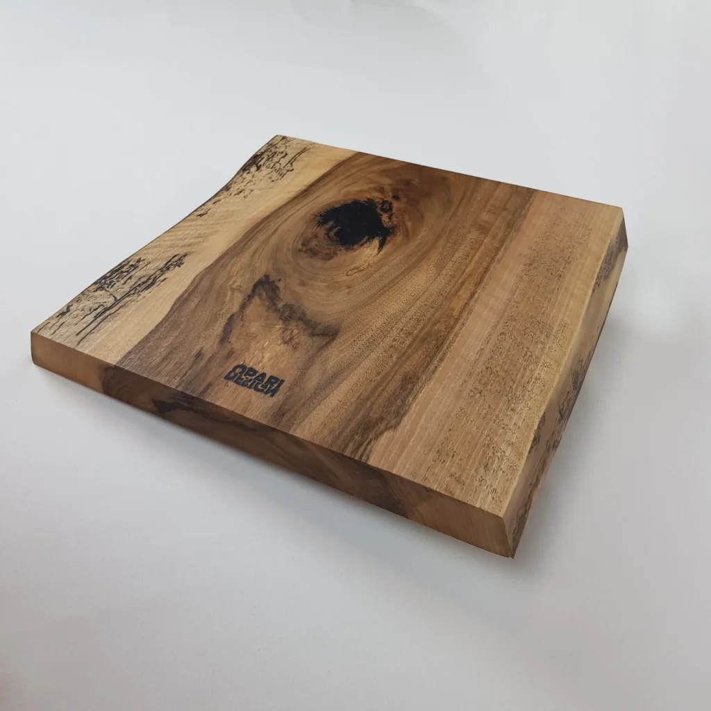 Deska do serwowania Quadre z dębu, z czarną żywicą w naturalnych ubytkach drewna, Opari Design